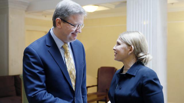 Ioulia Timochenko (droite) en compagnie du commissaire européen Stefan Fluele, ce 26 mars 2014 à Kiev. [AFP PHOTO/OLEXANDER PROKOPENKO/POOL]