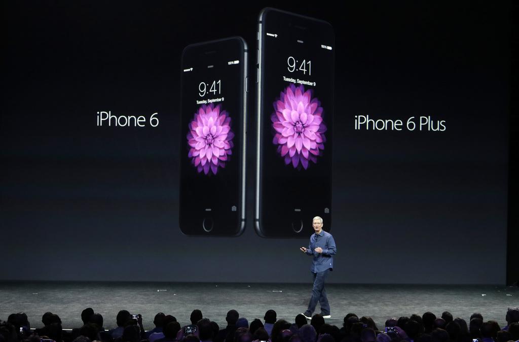 Le patron d'Apple, Tim Cook, a présenté les deux nouveaux modèles comme "le plus grand avancement" réalisé pour l'iPhone. [AP Photo - Marcio Jose Sanchez]