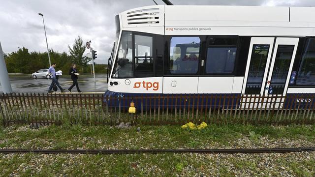 Un tram des TPG à l'arrêt au terminus de Bernex. [Martial Trezzini]