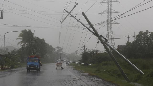 De nombreuses lignes électriques ont été coupées. [AP Photo/Aaron Favila]