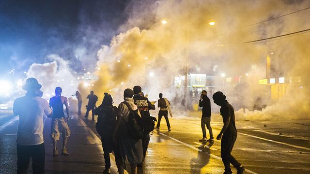 Certains jeunes brandissaient des pancartes dénonçant les violences policières. [Lucas Jackson]