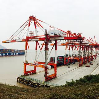Il y a environ 100'000 containers dans le port a chaque instant. Combiné à l'ancien port, cette structure fonde le port de Shanghai, tout simplement le plus grand et le plus actif du monde. [RTS - Julien Schekter]