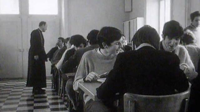 Le réfectoire de l'internat du Collège de Saint-Maurice en 1969 [RTS]