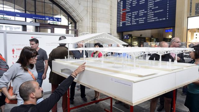 Les Lausannois ont pu découvrir le projet dans le hall de la gare. [Laurent Gillieron]