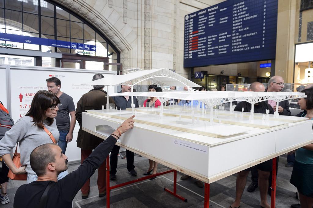 Les Lausannois ont pu découvrir le projet dans le hall de la gare. [Laurent Gillieron]