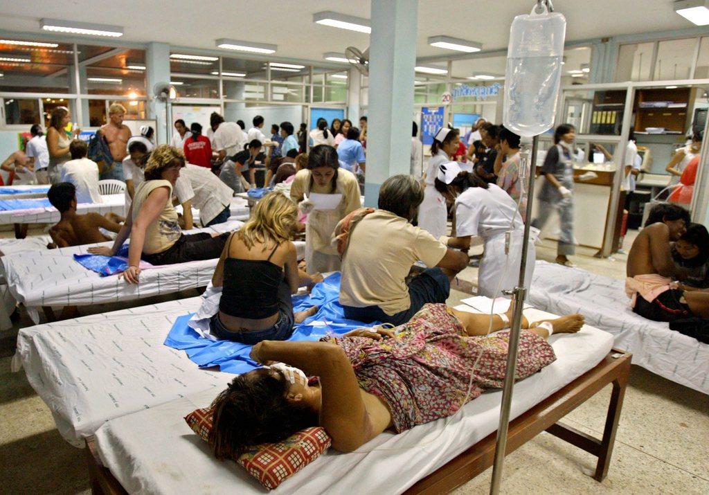 Les premiers blessés amenés à l'hôpital de Krabi, au sud de la Thaïlande. [EPA/Rungroj Yongrit]