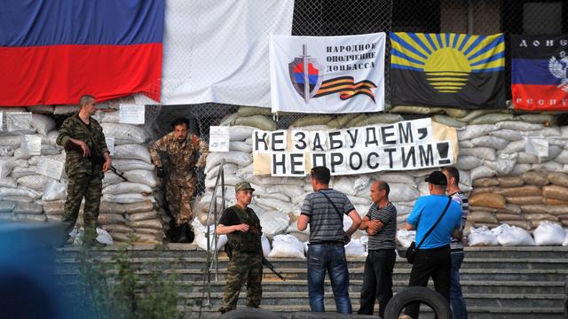 Des militants séparatistes pro-russes armés gardent une barricade à Slaviansk. [AFP PHOTO/ VIKTOR DRACHEV]