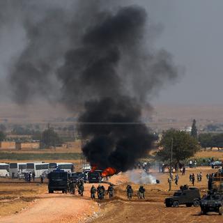 La police turque tente de disperser des militants kurdes à la frontière syrienne. [AP Photo/Burhan Ozbilici]