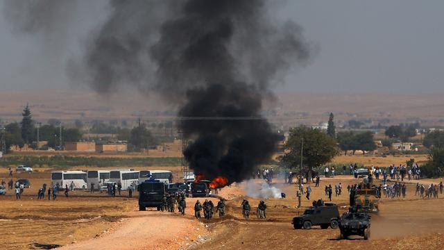 La police turque tente de disperser des militants kurdes à la frontière syrienne. [AP Photo/Burhan Ozbilici]