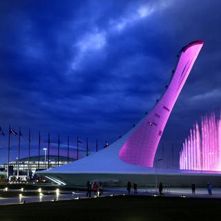 Le stade futuriste de Sotchi sous une lumière rosée. [AP Photo/David Goldman]
