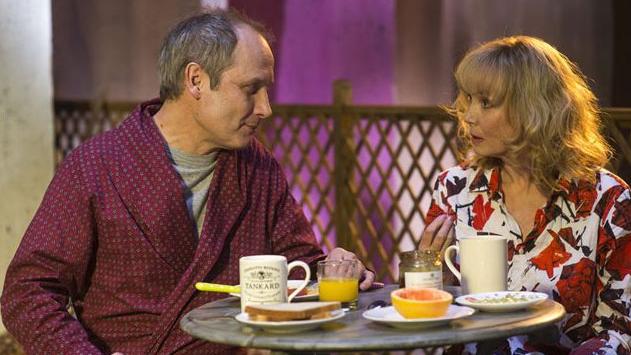 Hippolyte Girardot et Sabine Azéma dans "Aimer, boire et chanter". [F comme film - Arnaud Borrel]