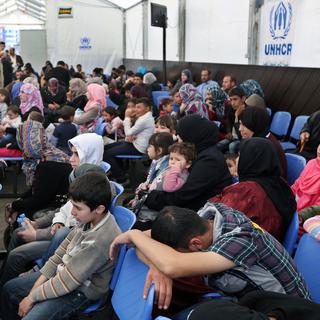 Des réfugiés syriens attendant de se faire enregistrer par le Haut Commissariat des Nations unies pour les réfugiés (HCR), au Liban. [Bilal Hussein - AP Photo]