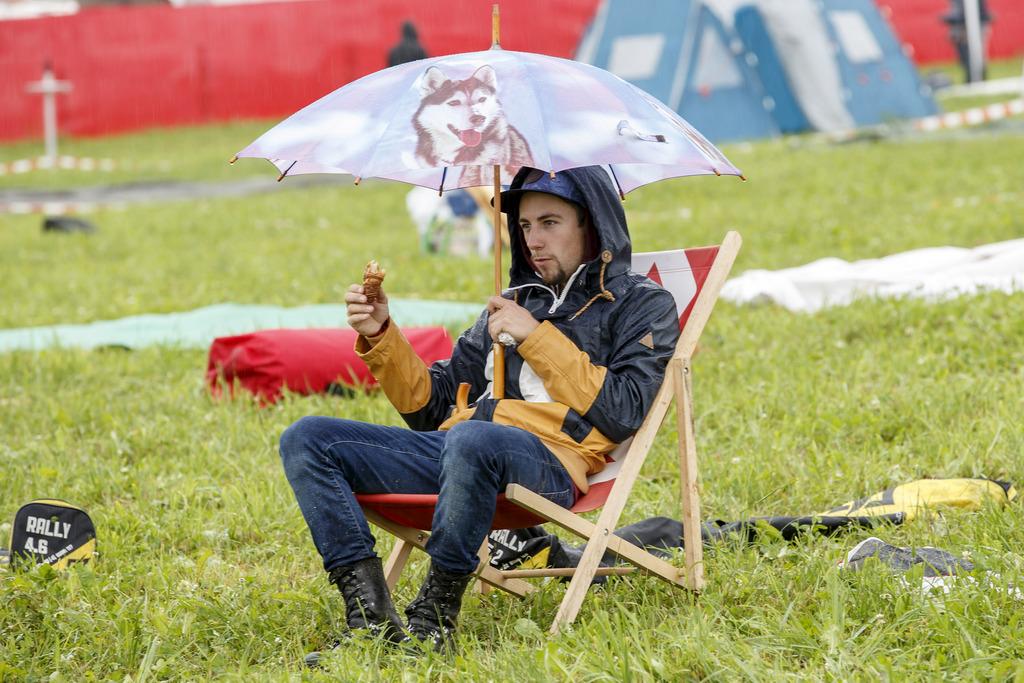 Les festivaliers commencent à s'installer sous la pluie à la veille de l'ouverture du Paléo Festival. [KEYSTONE - Salvatore Di Nolfi]