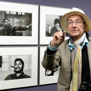 René Burri devant ses photos lors de son exposition "Doppelleben" à Zurich en juin 2013. [Walter Bieri]
