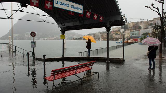 Le bord du lac de Lugano est sous l'eau. [TI-Press/Davide Agosta]