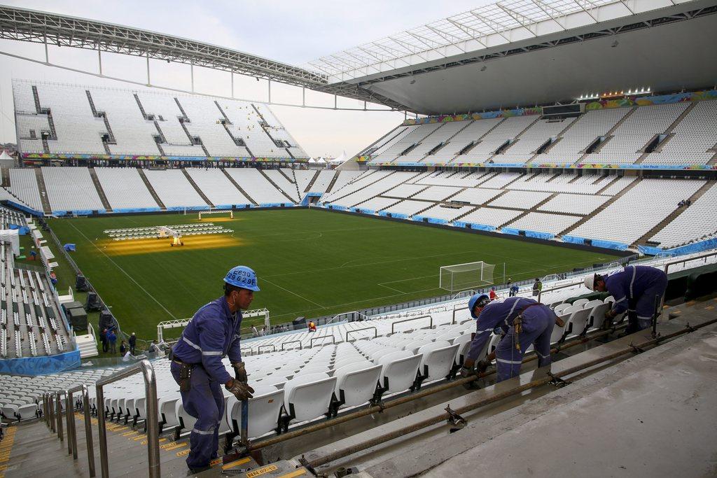 Le Stade de Sao Paulo où les ouvriers procèdent aux derniers réglages. [KEYSTONE - Diego Azubel]