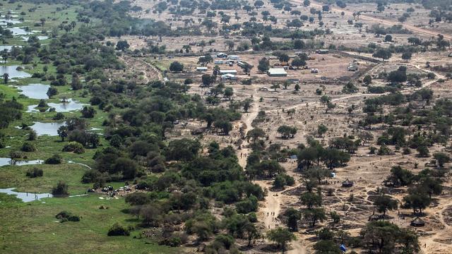 Fuyant la ville de Bor, qui a déjà changé quatre fois de main en un mois, de nombreux civils préfèrent la traversée du Nil à celle du champ de bataille.