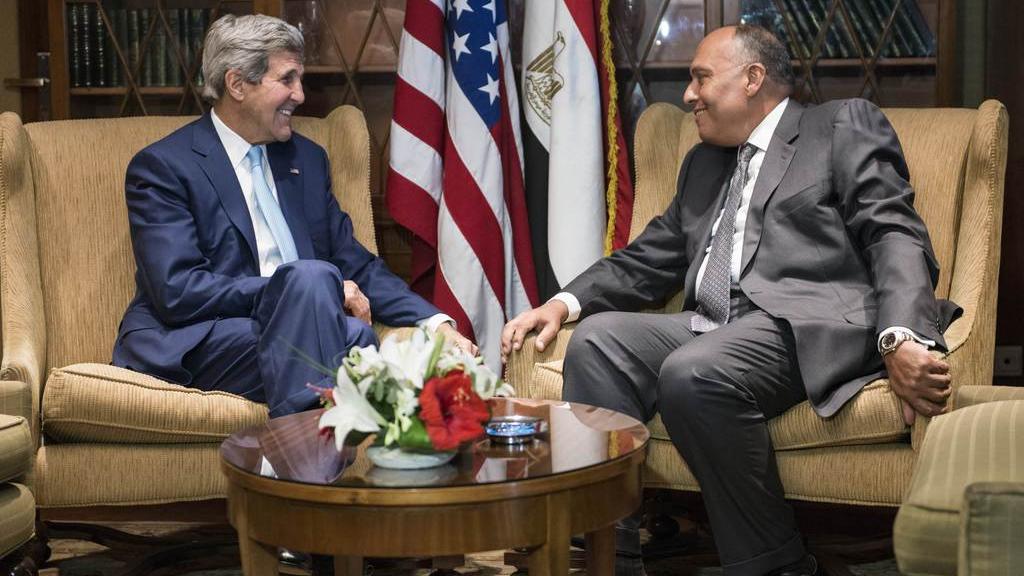 John Kerry a rencontré le ministre des Affaires étrangères égyptien Sameh Hassan Shoukry au Caire lors de sa visite non-annoncée. [AP Photo/Brendan Smalowski, Pool]