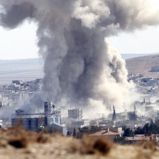 Bombardement, vraisemblablement par les forces alliées, dans l'ouest de Kobani contre des positions djihadistes. [EPA - Sedat Suna]