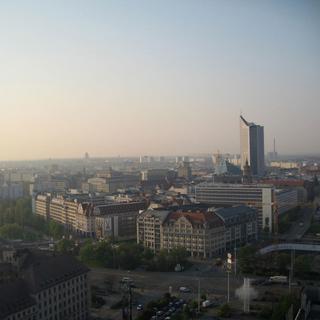 Vue de la ville de Leipzig avec la tour (anciennement de l'Université) dont la forme rappelle un livre ouvert. [Jean-Pierre Amann]