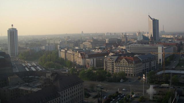 Vue de la ville de Leipzig avec la tour (anciennement de l'Université) dont la forme rappelle un livre ouvert. [Jean-Pierre Amann]