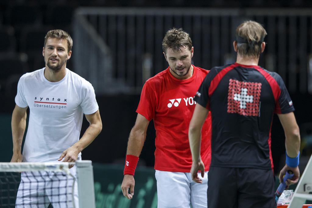 Chiudinelli, Wawrinka et Lammer (de gauche à droite) ont pris contact avec la surface en dur de Palexpo. [KEYSTONE - Salvatore Di Nolfi]