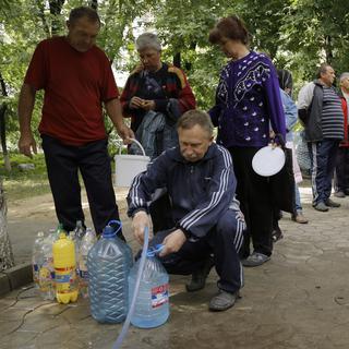 Des milliers de personnes ont besoin d'aide humanitaire en raison du conflit en Ukraine. [AP Photo/Dmitry Lovetsky]