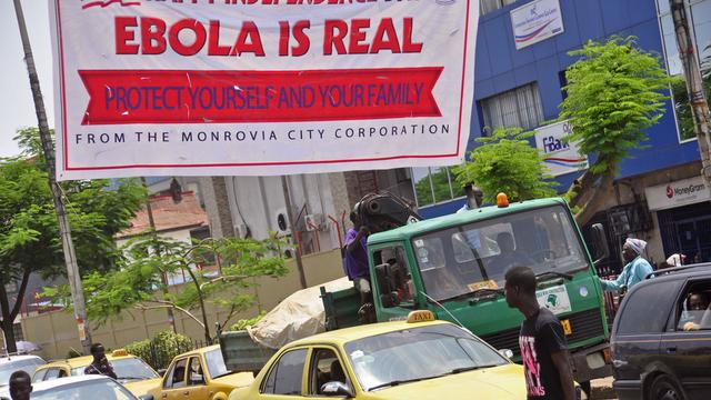 "Ebola est réel, protégez-vous et votre famille", dit cette pancarte affichée à Monrovia. [AP Photo - Abbas Dulleh]