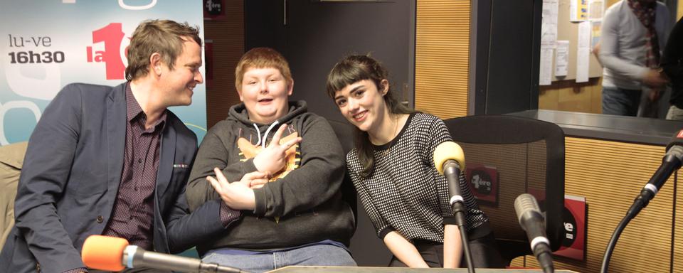 Le réalisateur Bruno Deville, et les acteurs David Thielemans et Amélie Peterli dans le studio de La 1ère à Lausanne. [Isaline Maffli]