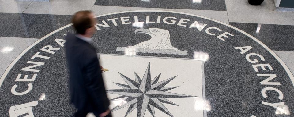 Le logo de la CIA dans le hall d'entrée du siège de l'agence à Langley, en Virginie. [AFP - Saul Loeb]