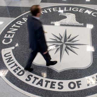 Le logo de la CIA dans le hall d'entrée du siège de l'agence à Langley, en Virginie. [AFP - Saul Loeb]