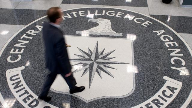 Le logo de la CIA dans le hall d'entrée du siège de l'agence à Langley, en Virginie. [AFP - Saul Loeb]
