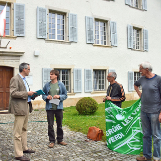 Les Verts jurassiens ont remis leur pétition lundi matin à la chancellerie cantonale. [Gaël Klein]