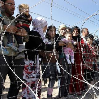 Les réfugiés syriens affluen à la frontière turque après avoir fui la région de Sanliurfa. [EPA/Sedat Suna]