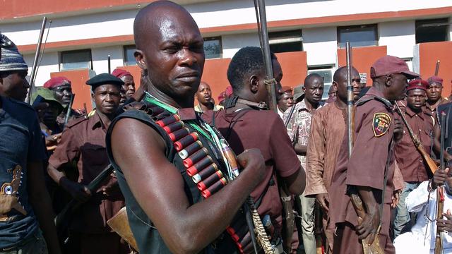 Dans la ville de Maiduguri, 30'000 civils ont décidé de prendre les armes pour chasser eux-mêmes les terroristes. [AP/Keystone - Haruna Umar]
