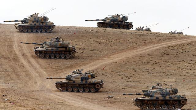 Les tanks turcs déployés à la frantière avec la Syrie dans le district de Suruc.