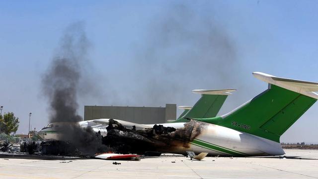 Deux avions ont été ravagés par les flammes après avoir été touchés par des roquettes à l'aéroport de Tripoli. [STR]