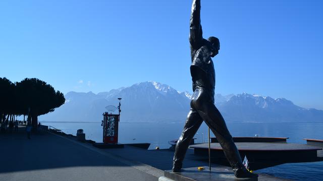 La statue de Freddy Mercury à Montreux, avec le Grammont en arrière-plan, vers 11 heures. [Marie-Louise Giroud]