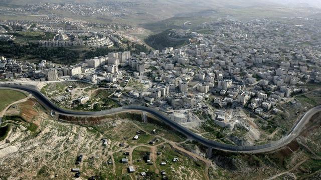 Vue aérienne d'une partie du mur séparant Israël et les territoires palestiniens. [EPA/Abir Sultan]