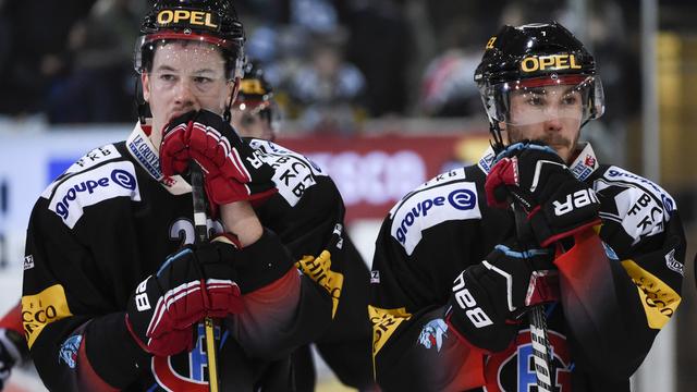 Déception pour les joueurs de Fribourg Gottéron après le 1er match de la demi-finale des play off. [Gian Ehrenzeller]