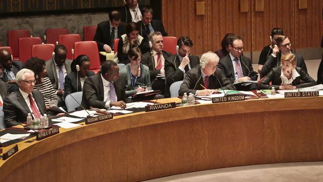 L'ambassadeur russe Vitaly Churkin, tout à gauche, écoute la représentante américaine lors de la réunion du Conseil de sécurité de l'ONU. [AP Photo - Bebeto Matthews]