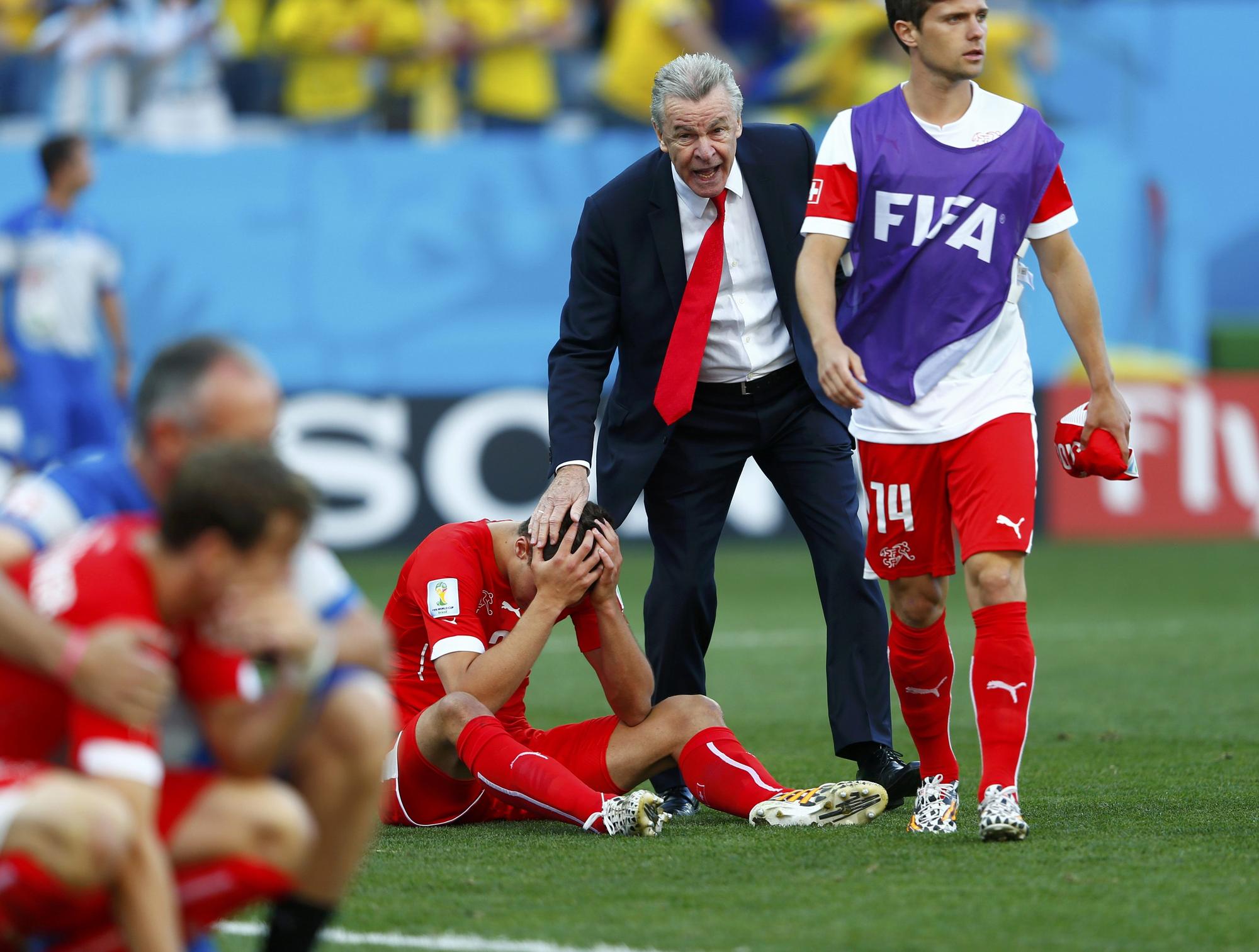 Hitzfeld a consolé ses joueurs après le coup de sifflet final. [REUTERS - © Eddie Keogh / Reuters]