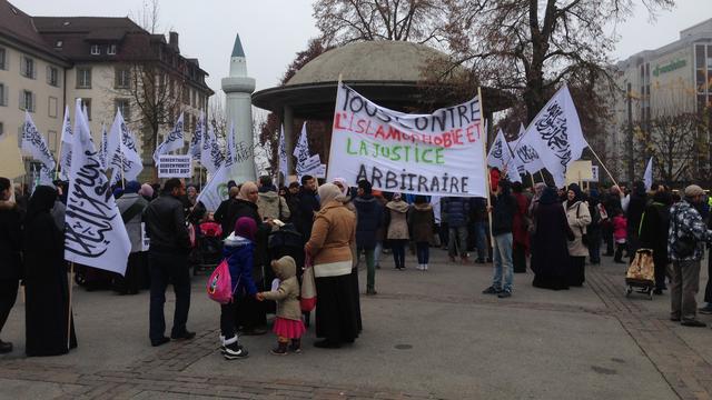 La manifestation s'est tenue sur la place Georges-Python, à Fribourg. [Elsa Anghinolfi]