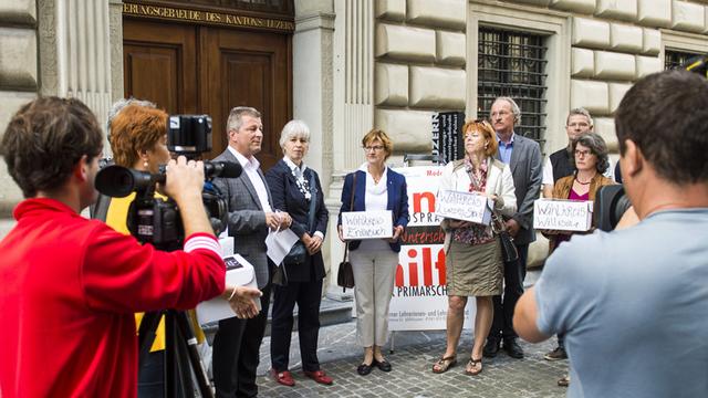 Le comité interpartis entourant la présidente de l'association des enseignants a déposé mercredi 7144 signatures à la Chancellerie d'Etat du canton de Lucerne. [Sigi Tischler]