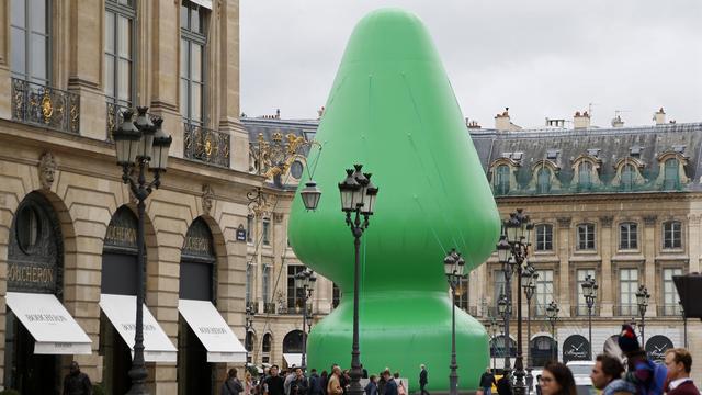 L'oeuvre de Paul McCarthy installée à la place Vendôme à Paris. [Charles Platiau]