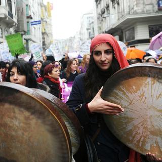 Les femmes turques manifestent contre les attaques conservatrices sur la convention censée protéger les minorités de genre. [AFP - OZAN KOSE]
