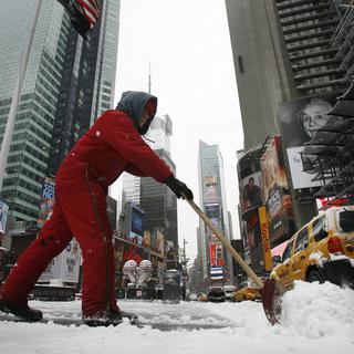 Time Square, à New York, sous la neige. [AP Photo/Seth Wenig]