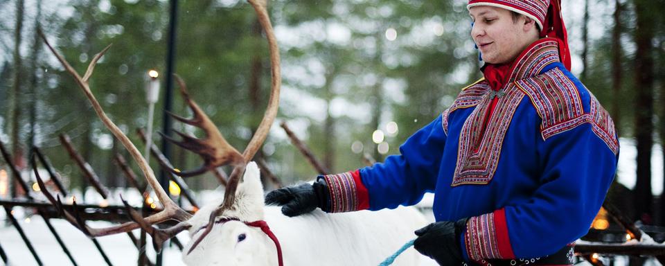 Un lapon habillé avec un costume traditionnel près de Rovaniemi, la capitale de la Laponie finlandaise. [Jonathan Nackstrand]