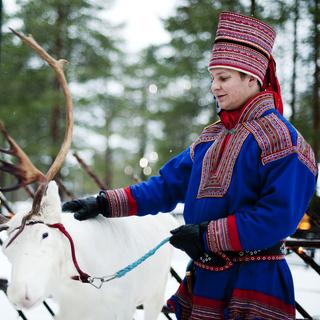 Un lapon habillé avec un costume traditionnel près de Rovaniemi, la capitale de la Laponie finlandaise. [Jonathan Nackstrand]