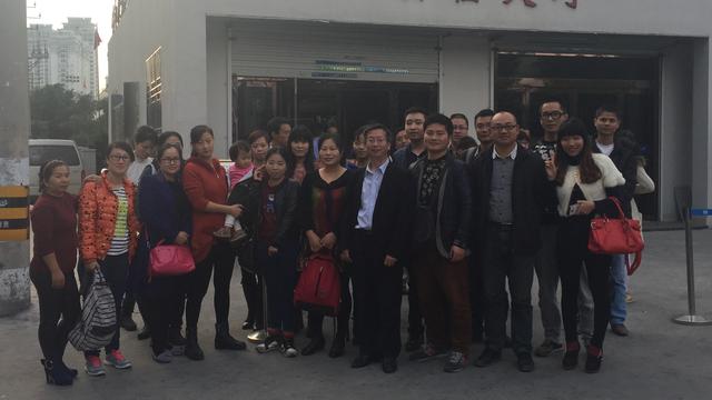 L'avocat Wu Youshui devant le tribunal, et entouré de familles venues le soutenir. [RTS - DONG Cao]